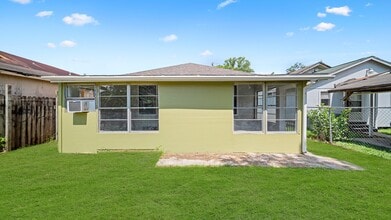 1322 Magnolia St in Baytown, TX - Building Photo - Building Photo