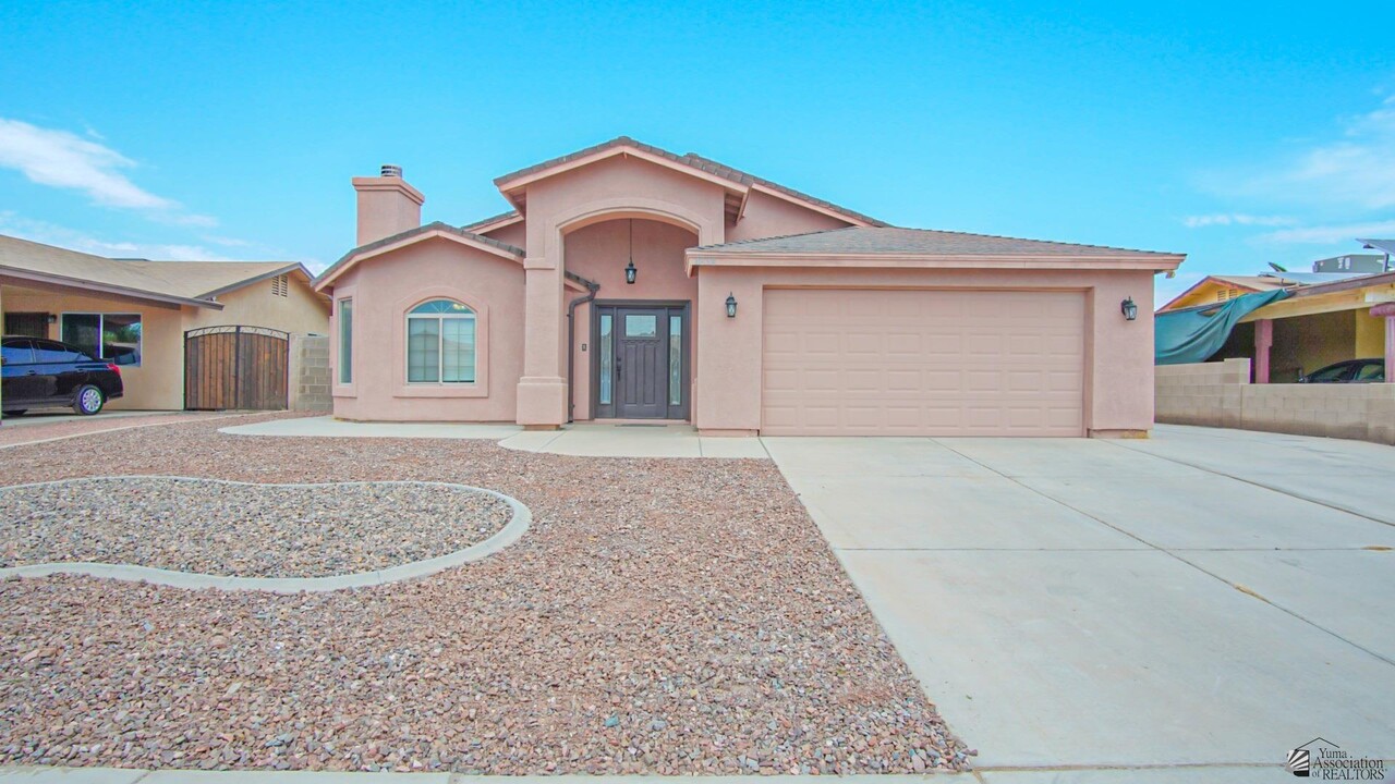 4838 W 18th Ln in Yuma, AZ - Foto de edificio