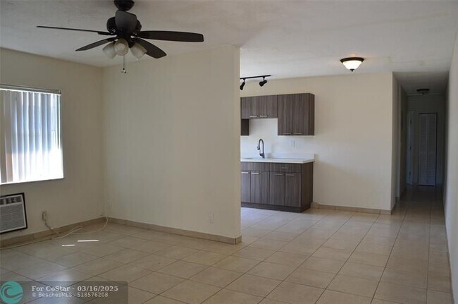 2409 NW 23rd Ln-Unit -1 in Fort Lauderdale, FL - Building Photo - Building Photo