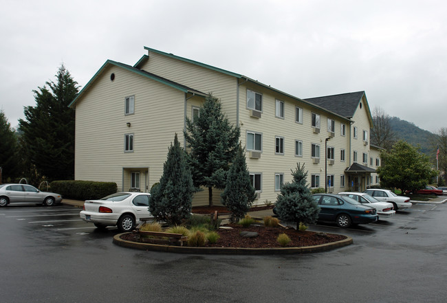 Oak Grove Retirement Center in Roseburg, OR - Foto de edificio - Building Photo