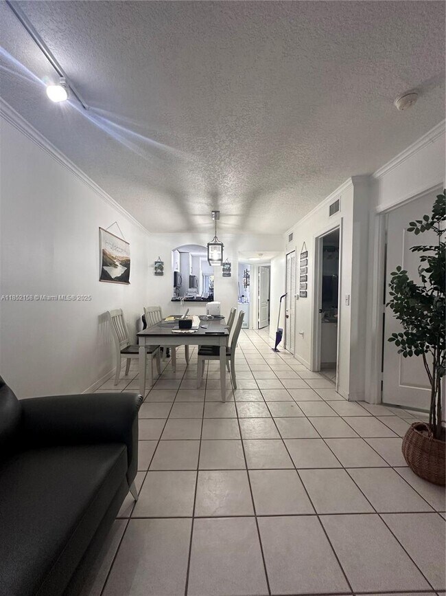 2200 NW 78th Ave in Hollywood, FL - Building Photo - Building Photo