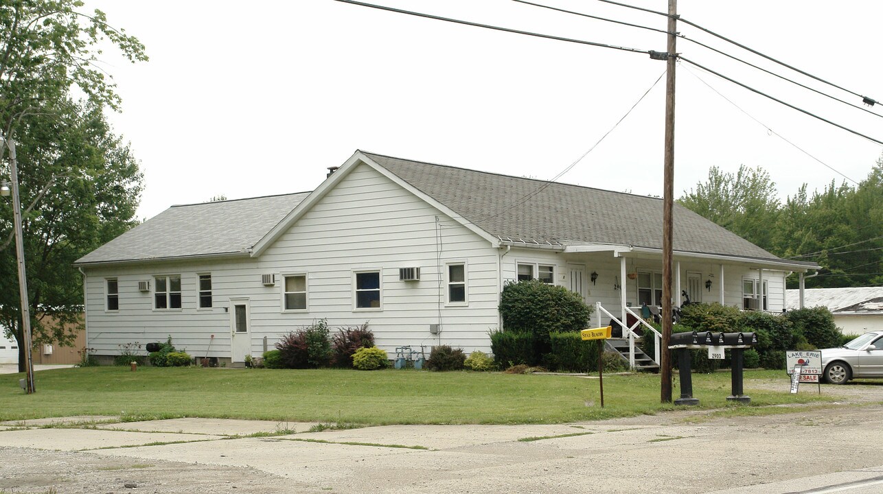 2903 Jefferson Rd in Ashtabula, OH - Foto de edificio