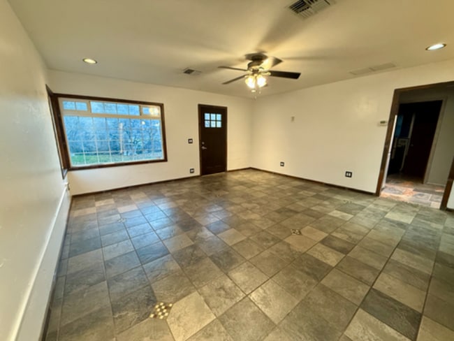 5810 US 30 in The Dalles, OR - Building Photo - Building Photo