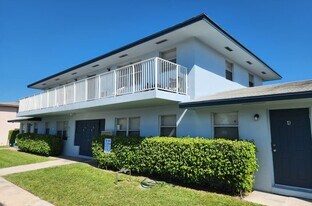 1110 W Blue Heron Blvd in Riviera Beach, FL - Building Photo