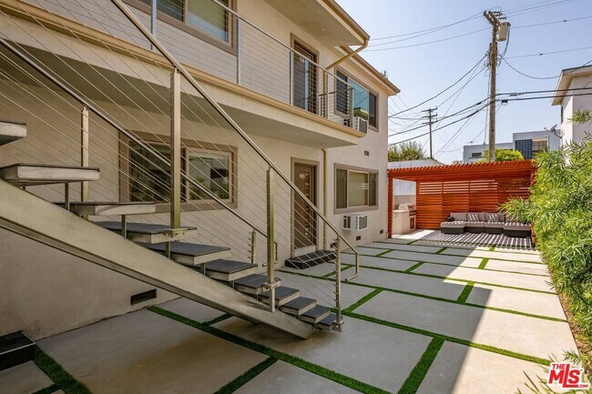 1553 S Saltair Ave in Los Angeles, CA - Building Photo - Building Photo