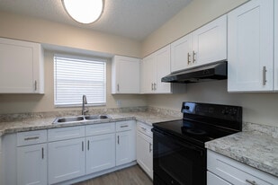 White Lake Apartments in Pinellas Park, FL - Building Photo