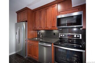 100 Villa D'Est Dr in Coram, NY - Foto de edificio - Building Photo