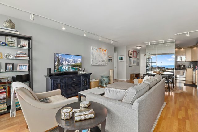 1850 N Clark St, Unit 3005 in Chicago, IL - Building Photo - Building Photo