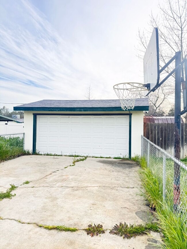 1856 Wegis Ave in Bakersfield, CA - Building Photo - Building Photo