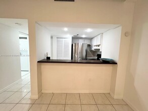 540 Brickell Key Dr, Unit 214 in Miami, FL - Building Photo - Building Photo