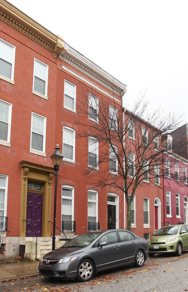 821 Hollins St in Baltimore, MD - Building Photo - Building Photo