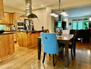 5075 W Sunset Dr in Lake Oswego, OR - Building Photo - Building Photo