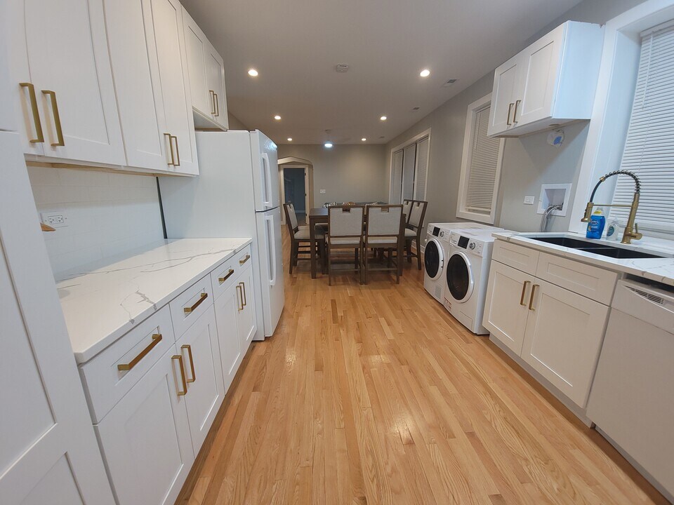 8927 S Blackstone Ave, Unit 2nd Floor in Chicago, IL - Building Photo