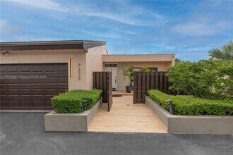 7225 Coldstream Dr in Hialeah, FL - Building Photo - Building Photo