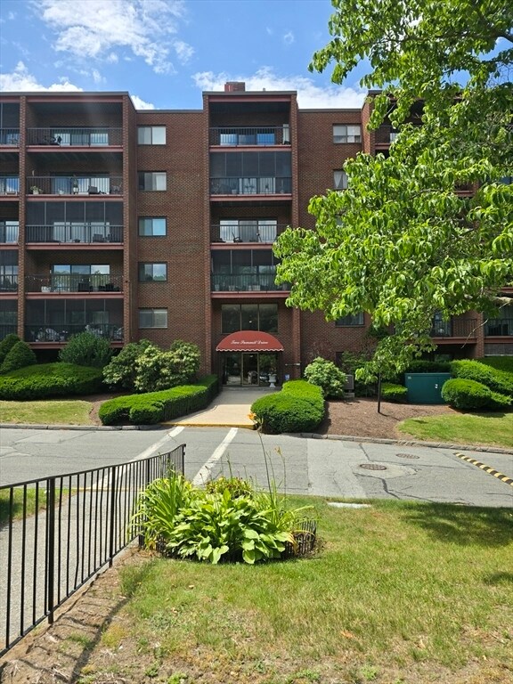 2 Summit Dr in Reading, MA - Building Photo - Building Photo