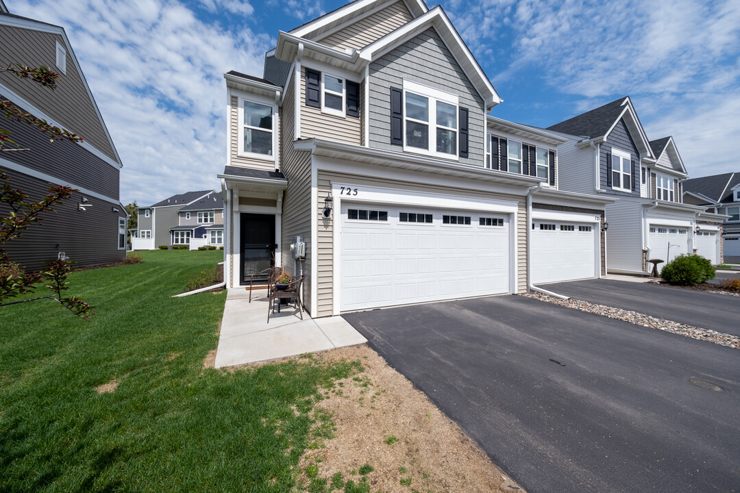 725 Wildflower Ln in Chanhassen, MN - Building Photo