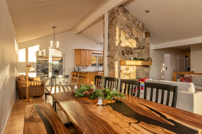 8971 Alpen Way in Cottonwood Heights, UT - Foto de edificio - Building Photo