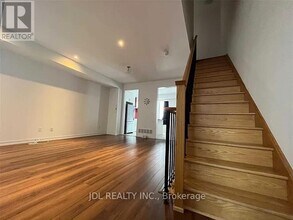 302 Clay Stones St in Newmarket, ON - Building Photo - Building Photo