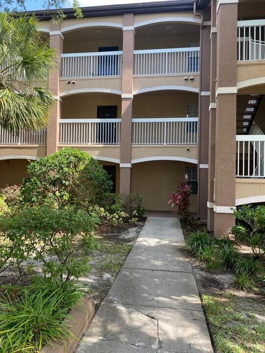 13953 Fairway Island Dr-Unit -615 in Orlando, FL - Building Photo
