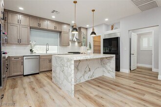 8095 Carpenter Creek Ave in Las Vegas, NV - Building Photo - Building Photo