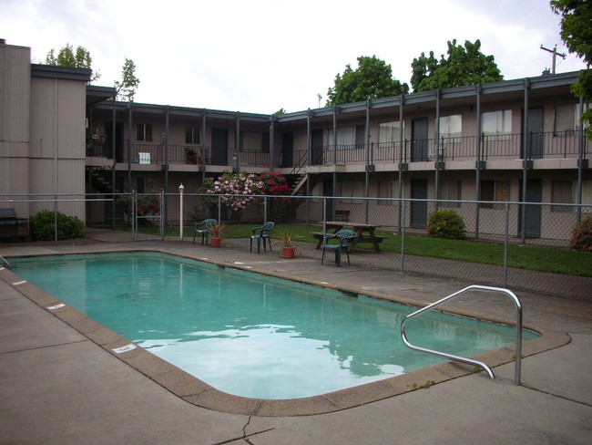 Autumn Oaks Apartments in Gladstone, OR - Building Photo - Building Photo