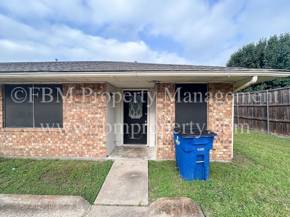1603 S Hall St in Ennis, TX - Building Photo