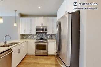 240 E Shore Rd in Great Neck, NY - Building Photo - Building Photo