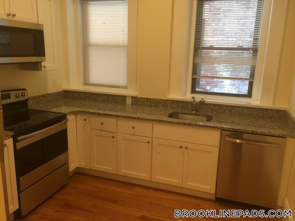 1463 Beacon St in Brookline, MA - Building Photo