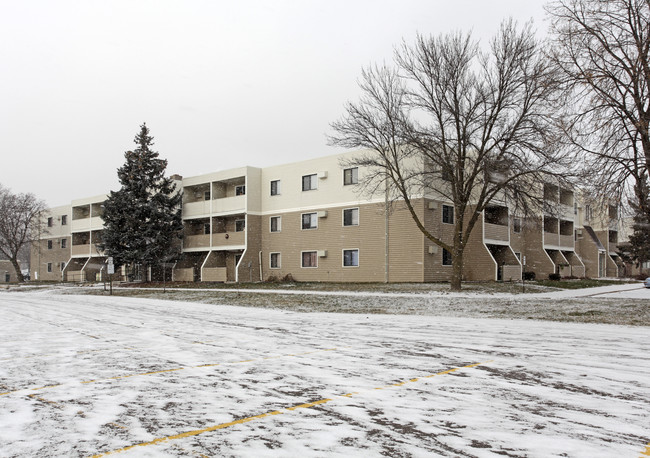 Century North Apartments in Oakdale, MN - Building Photo - Building Photo