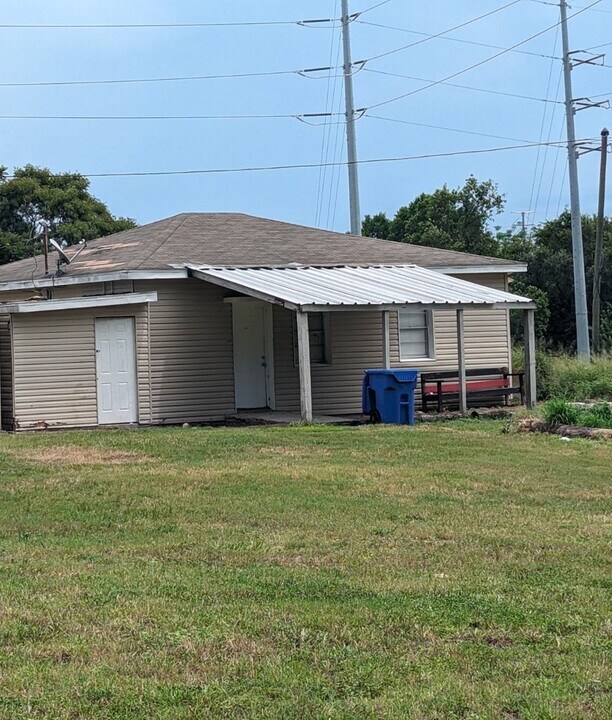 1008 Daniels St in Dundee, FL - Building Photo