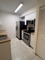 2880 N Oakland Forest Dr, Unit 107 in Oakland Park, FL - Building Photo