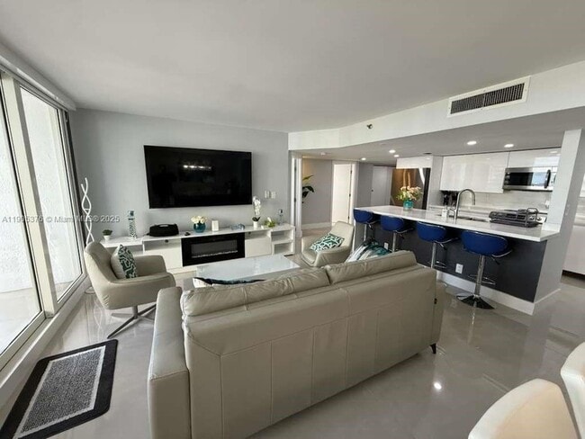 1717 N Bayshore Dr, Unit A-1840 in Miami, FL - Foto de edificio - Building Photo