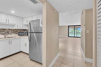 400 Commodore Dr in Plantation, FL - Building Photo - Building Photo