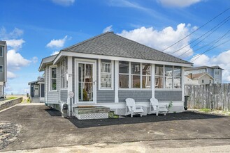 27 Milford Point Rd in Milford, CT - Building Photo - Building Photo