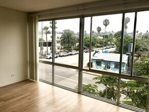 4944 Cass St in San Diego, CA - Building Photo - Building Photo