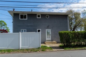 42 Madison Dr in Babylon, NY - Building Photo - Building Photo
