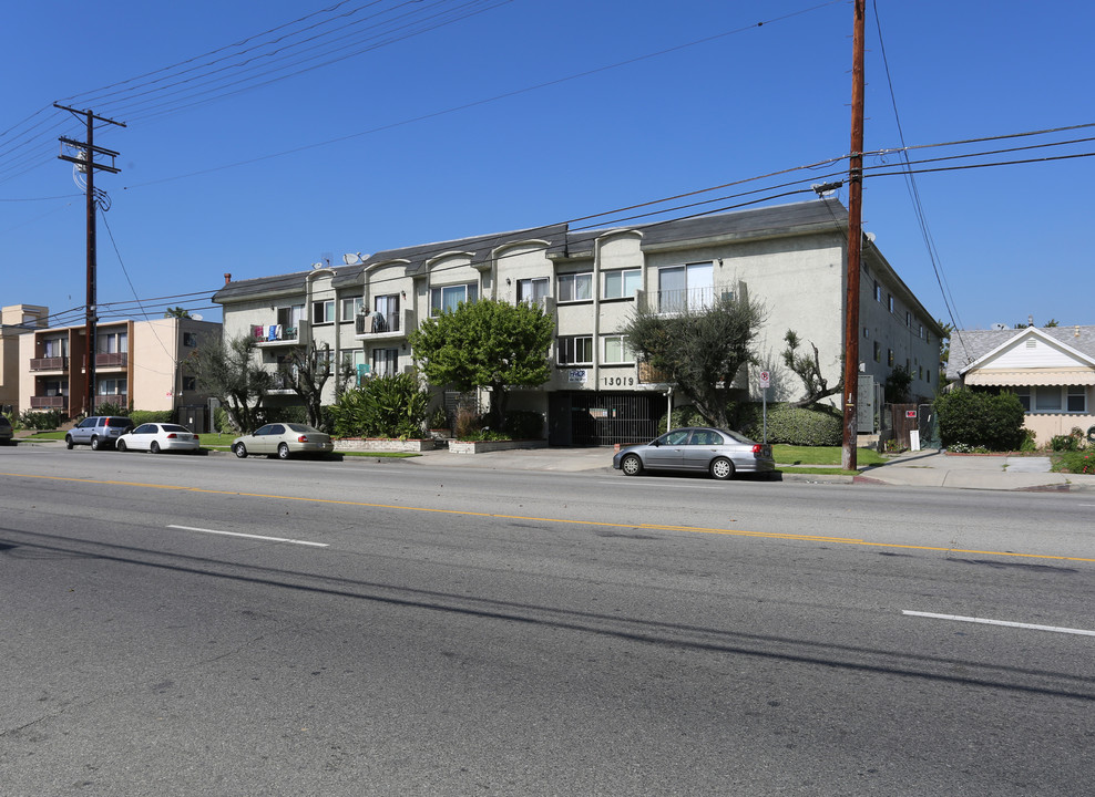 13019 Oxnard St in Van Nuys, CA - Foto de edificio