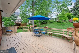 1063 Carper St in McLean, VA - Building Photo - Building Photo