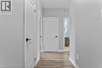 5002 King St in Lincoln, ON - Building Photo - Building Photo