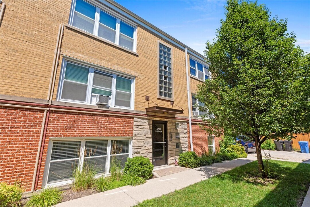 6710 N Fairfield Ave, Unit 6705-07-2W in Chicago, IL - Building Photo