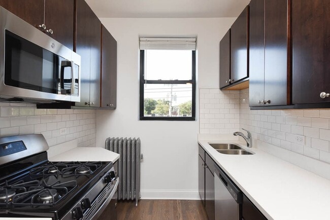 2418 N Sawyer Ave, Unit W3 in Chicago, IL - Foto de edificio - Building Photo