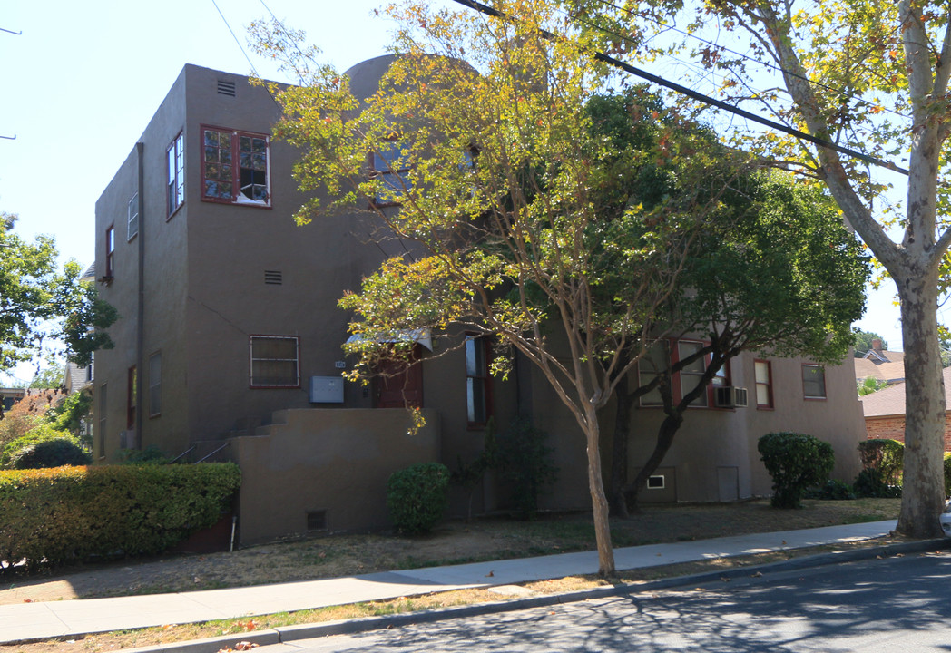 246 E Acacia St in Stockton, CA - Foto de edificio