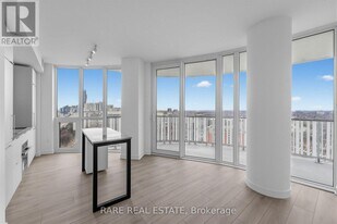 1 Fairview Rd E in Mississauga, ON - Building Photo