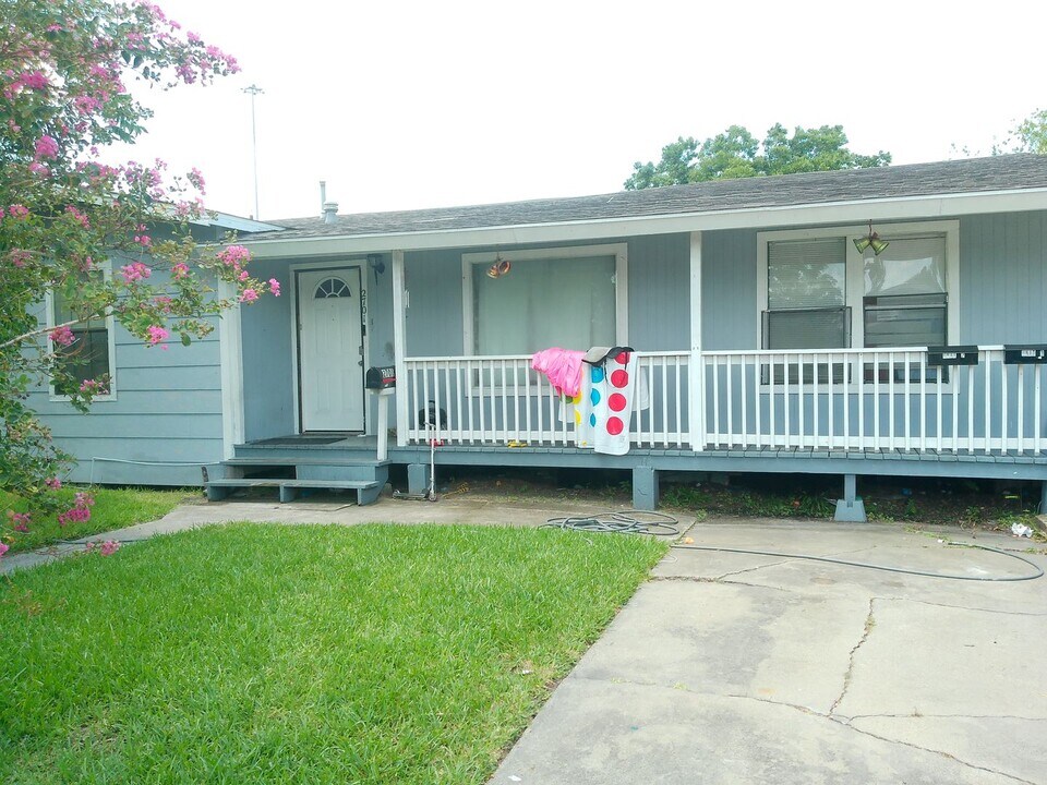 2701 Nemec St in Corpus Christi, TX - Building Photo
