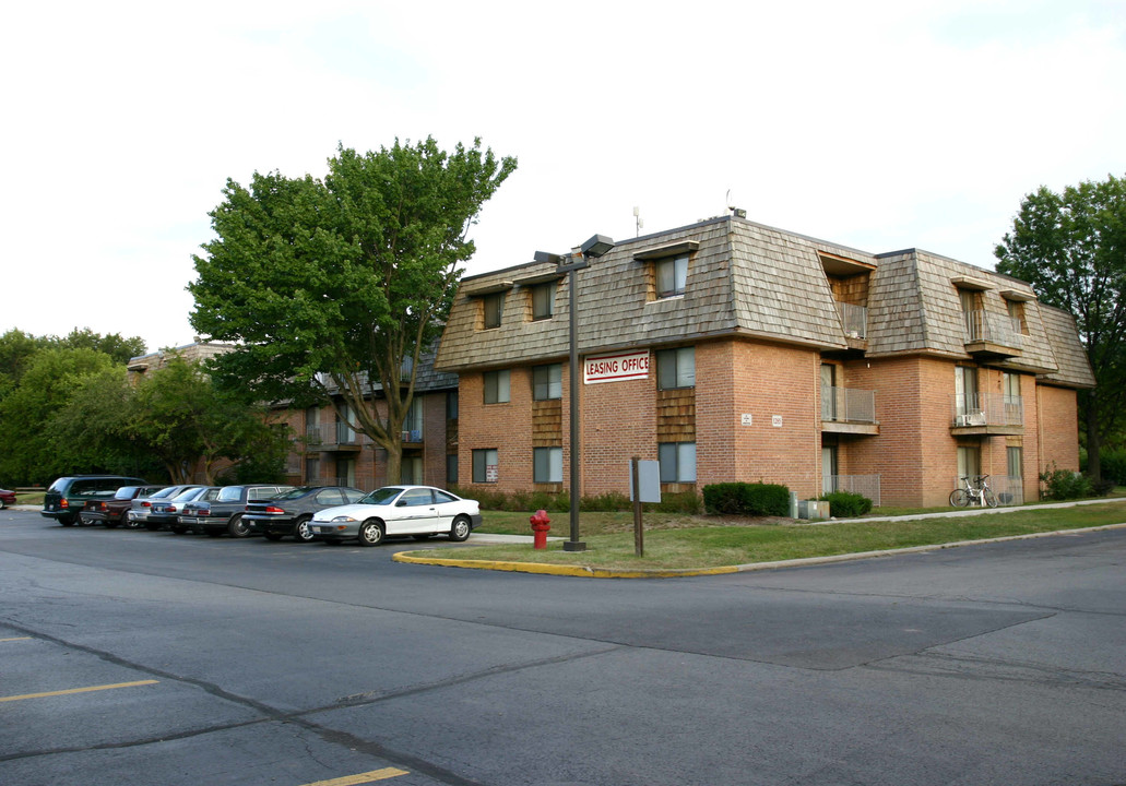 Buena Vista Apartments & Townhomes in Elgin, IL - Building Photo