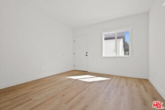 2539 Cloverdale Ave in Los Angeles, CA - Building Photo - Building Photo
