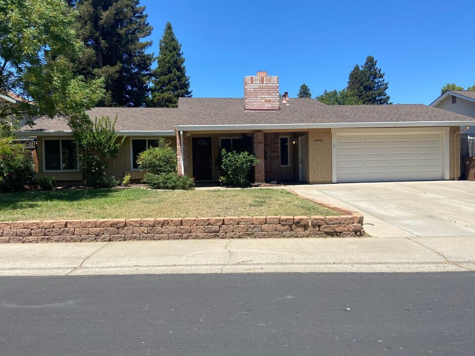 8951 Park Trail Dr in Elk Grove, CA - Building Photo