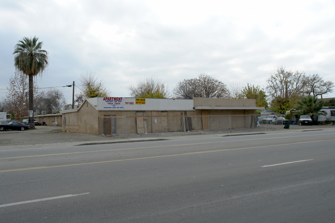 335 Roberts Ln in Bakersfield, CA - Building Photo