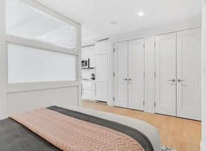 3033 30th St, Unit 6 in Astoria, NY - Building Photo - Building Photo