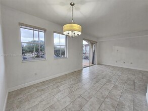 8826 W Flagler St in Miami, FL - Foto de edificio - Building Photo